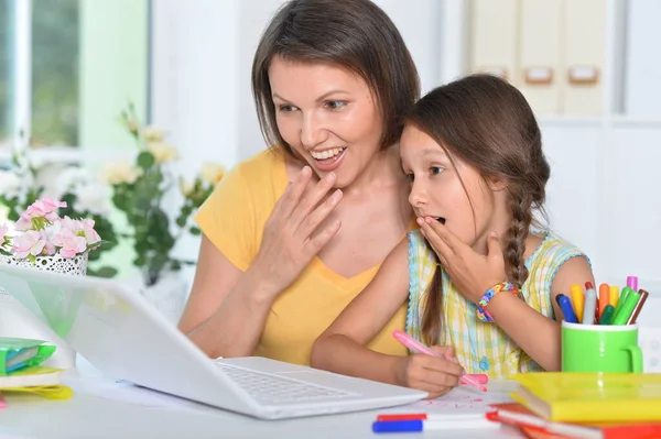 Portret Zagubionej Matki Córki Korzystających Laptopa — Zdjęcie stockowe