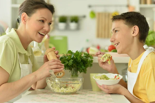 Madre Figlio Che Fanno Insalata Fresca Cucina — Foto Stock