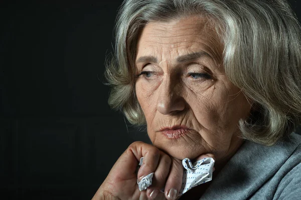 Porträt Einer Schönen Traurigen Seniorin — Stockfoto