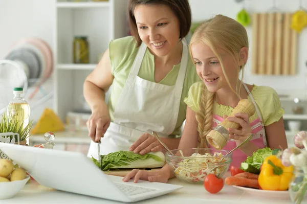 Menina Bonito Com Sua Mãe Cozinhar Juntos Mesa Cozinha Com — Fotografia de Stock