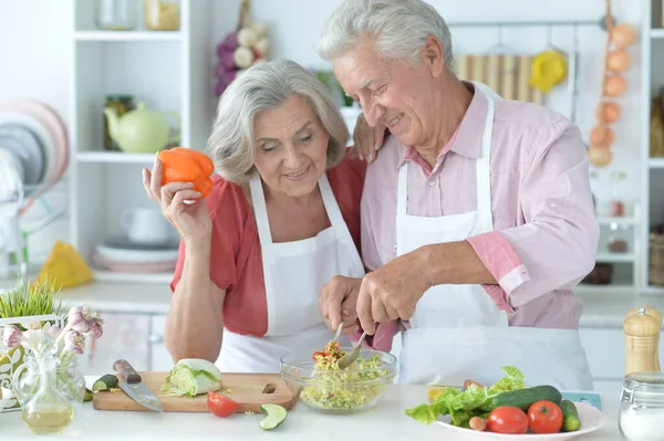 Casal Sênior Feliz Fazendo Salada Juntos Cozinha — Fotografia de Stock