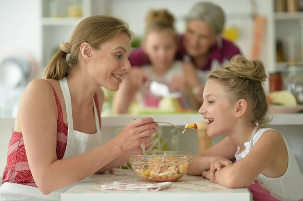 Retrato Madre Feliz Con Hija Comiendo Ensalada Casa —  Fotos de Stock