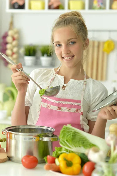 Девочка Подросток Готовит Суп Кухне — стоковое фото