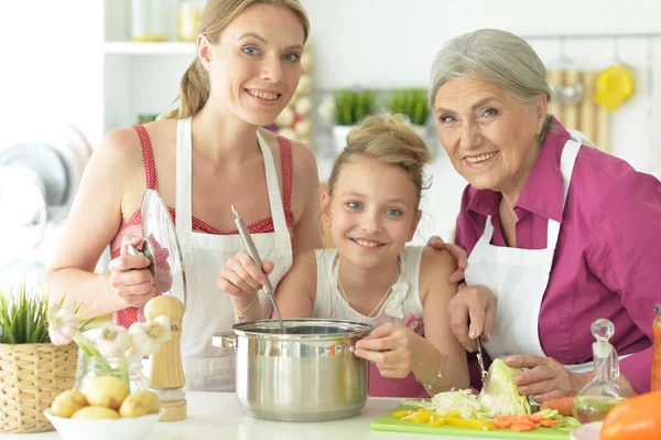 Linda Chica Con Madre Abuela Preparando Deliciosa Ensalada Fresca Cocina —  Fotos de Stock