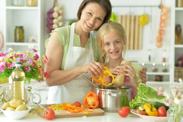 Söt Liten Flicka Med Sin Mamma Matlagning Tillsammans Vid Köksbordet — Stockfoto