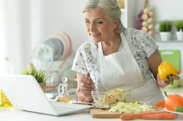 Retrato Chef Mujer Senior Cocina — Foto de Stock