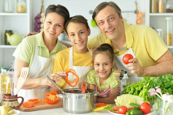 Söt Familj Matlagning Tillsammans Köket — Stockfoto