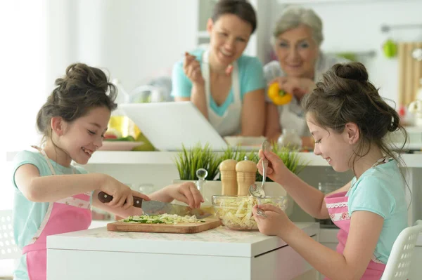 Ragazze Carine Preparare Deliziosa Insalata Fresca Cucina Madre Nonna Sullo — Foto Stock