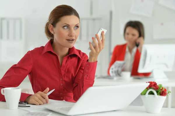 Architektin Mit Smartphone Modernen Büro Mit Ihrem Kollegen Hintergrund — Stockfoto