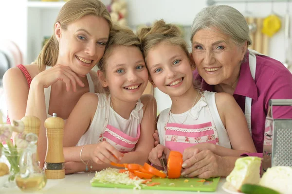 Söta Flickor Med Mor Och Mormor Tillagar Läcker Färsk Sallad — Stockfoto