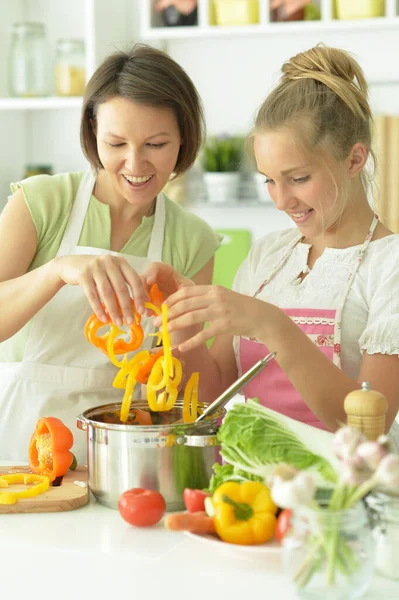 Menina Com Sua Mãe Cozinhar Juntos Cozinha — Fotografia de Stock