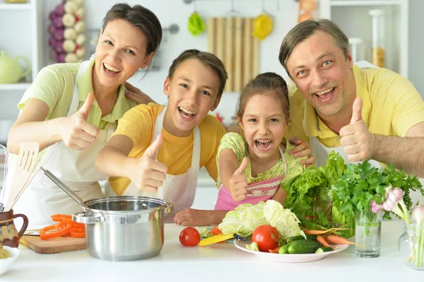 Família Bonito Cozinhar Juntos Cozinha Mostrando Polegares Para Cima — Fotografia de Stock