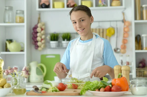 Netter Junge Bereitet Kochen Hause Vor — Stockfoto
