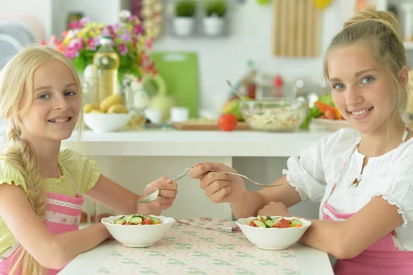 Słodkie Dziewczyny Jedzenie Pyszne Świeże Sałatki Kuchni — Zdjęcie stockowe