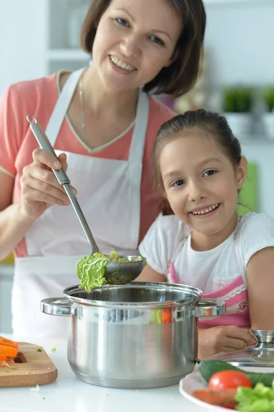 Κορίτσι Μητέρα Της Μαγειρεύουν Μαζί Στο Τραπέζι Της Κουζίνας — Φωτογραφία Αρχείου