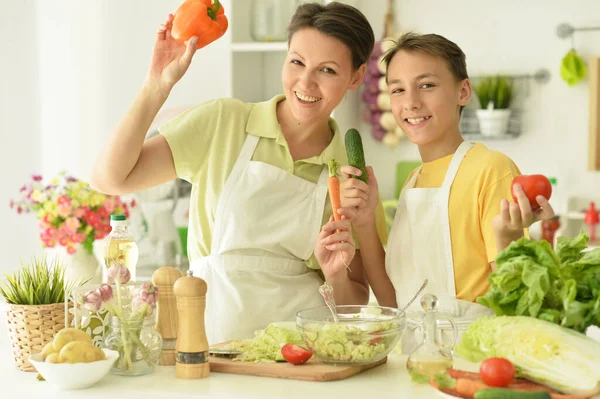 Madre Figlio Che Fanno Insalata Fresca Cucina — Foto Stock