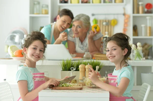 Słodkie Dziewczyny Przygotowanie Pyszne Świeże Sałatki Kuchni Matka Babcia Tle — Zdjęcie stockowe