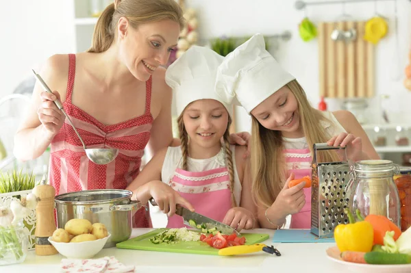 Słodkie Dziewczyny Matka Przygotowanie Pyszne Świeże Sałatki Kuchni — Zdjęcie stockowe
