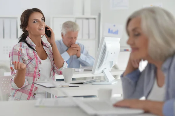 Empresarios Que Trabajan Oficina Colegas Bckground — Foto de Stock