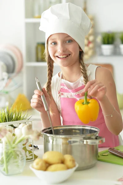 Roztomilý Šťastný Dívka Coocking Kuchyně — Stock fotografie