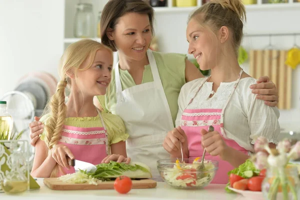 Söta Flickor Med Mamma Matlagning Köket — Stockfoto
