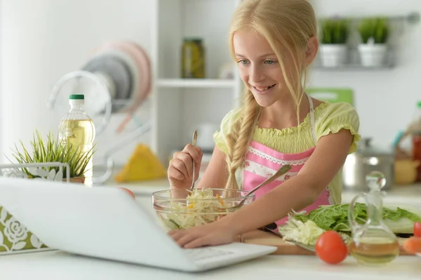 Menina Bonito Fazendo Salada Cozinha Usando Laptop — Fotografia de Stock