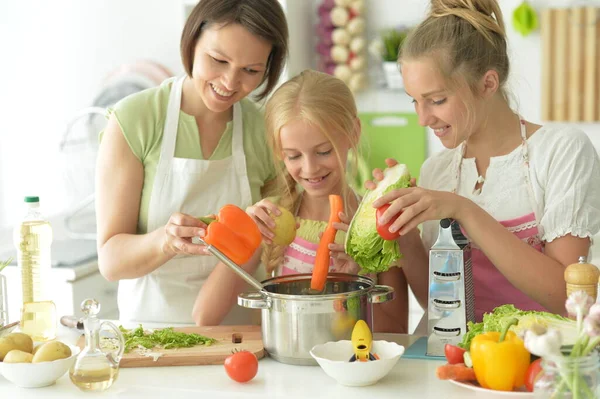 Nette Mädchen Mit Mutter Kochen Der Küche — Stockfoto