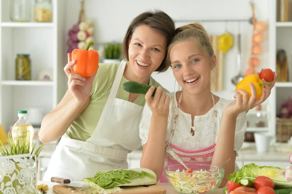 Teenager Mädchen Kocht Mit Ihrer Mutter Gemeinsam Küchentisch — Stockfoto