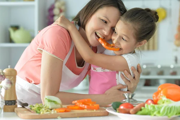 Linda Niña Con Madre Cocinando Juntos Mesa Cocina — Foto de Stock