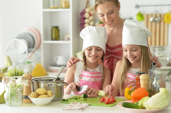 Roztomilé Dívky Matkou Připravuje Lahodný Čerstvý Salát Kuchyni — Stock fotografie