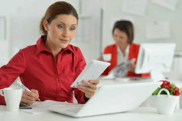 Femme Affaires Architecte Travaillant Avec Calculatrice Dans Bureau Moderne Avec — Photo