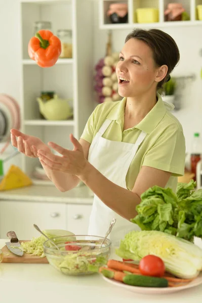 Porträt Einer Schönen Jungen Frau Die Der Küche Kocht — Stockfoto