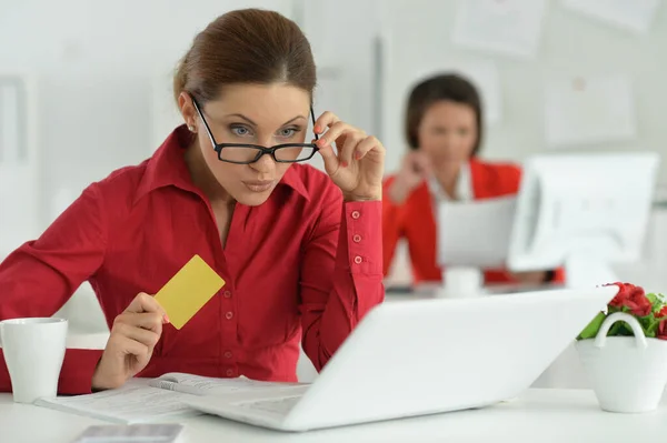 Geschäftsfrau Mit Kreditkarte Arbeitet Modernen Büro Mit Ihrem Kollegen Hintergrund — Stockfoto