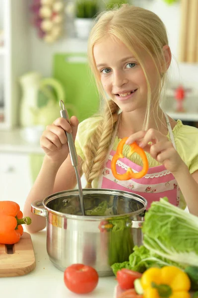Roztomilý Šťastný Dívka Coocking Kuchyně — Stock fotografie