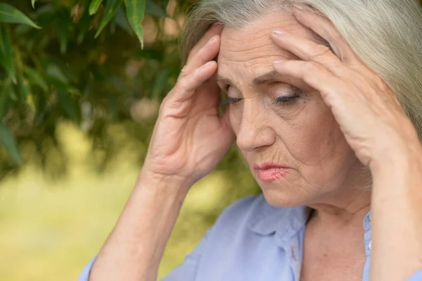 Ritratto Donna Anziana Triste Con Mal Testa Nel Parco — Foto Stock