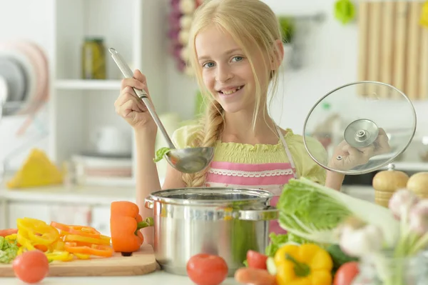 Χαριτωμένο Χαρούμενο Κορίτσι Coocking Σούπα Στην Κουζίνα — Φωτογραφία Αρχείου