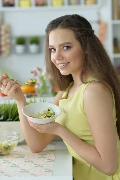 Όμορφη Νεαρή Γυναίκα Τρώει Σαλάτα Στην Κουζίνα — Φωτογραφία Αρχείου