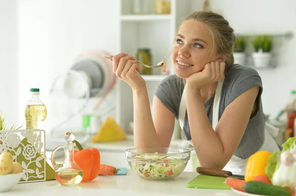 家でサラダを食べる美しい若い女性の肖像画 — ストック写真