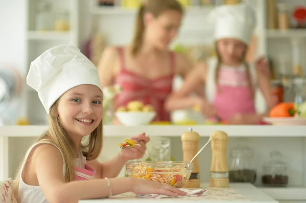 Porträt Eines Süßen Mädchens Das Salat Der Küche Isst — Stockfoto