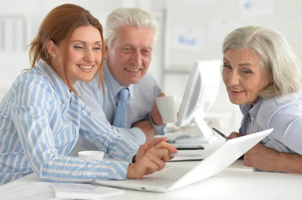 Retrato Los Empresarios Que Trabajan Oficina Luz Moderna — Foto de Stock