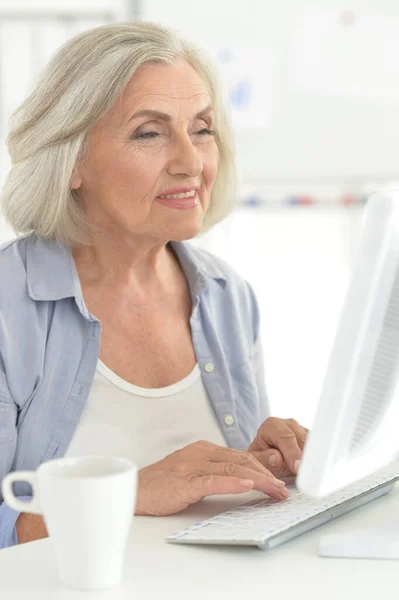 Retrato Mulher Idosa Trabalhando Escritório Com Computador — Fotografia de Stock