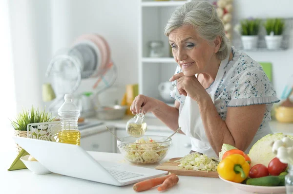 Retrato Chef Mujer Senior Cocina — Foto de Stock