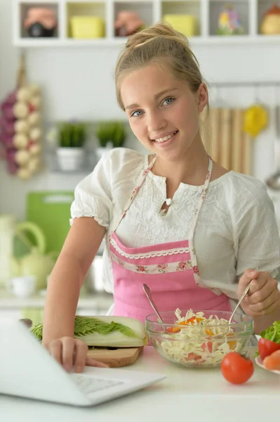 Söt Flicka Gör Sallad Kök — Stockfoto