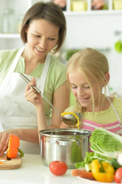 Söt Liten Flicka Med Sin Mamma Matlagning Tillsammans Vid Köksbordet — Stockfoto