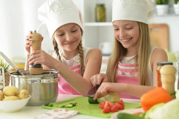 Filles Mignonnes Préparer Une Délicieuse Salade Fraîche Dans Cuisine — Photo