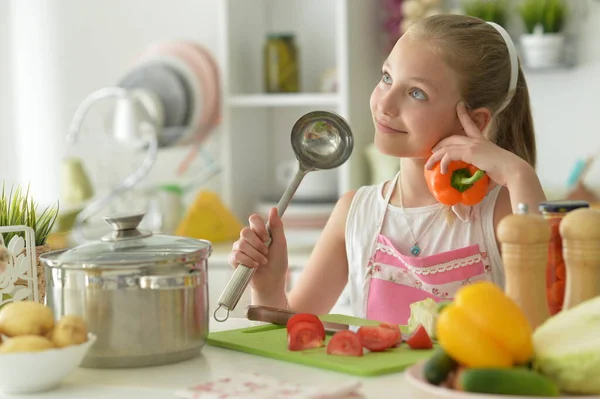 Słodkie Szczęśliwy Dziewczyna Coocking Kuchnia Słuchanie Muzyki — Zdjęcie stockowe