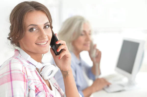 Mujer Negocios Que Trabaja Con Teléfono Inteligente Oficina Luz Moderna — Foto de Stock