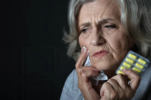 Закрыть Портрет Больной Пожилой Женщины Таблетками — стоковое фото