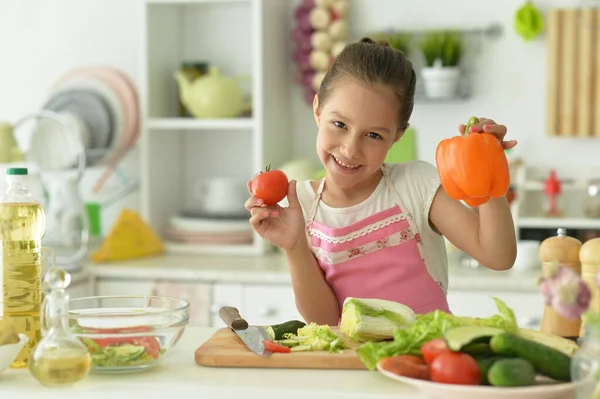 Nettes Mädchen Bereitet Köstlichen Frischen Salat Der Küche — Stockfoto