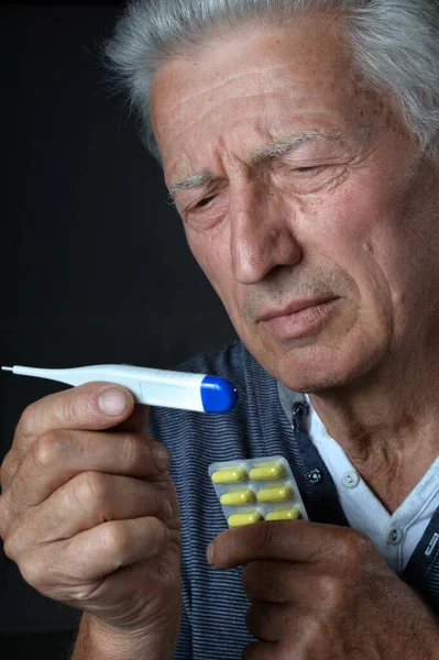 Portret Van Zielige Oudere Man Met Thermometer — Stockfoto